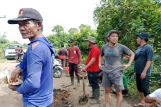 GOTONG ROYONG: Warga TSG secara swadaya mengumpulkan dana untuk bergotong - royong memperbaiki Jalan Sei Rarah. Kegiatan gotong-royong dilaksanakan pada Jumat (30/5/2024). (foto:saleh) 