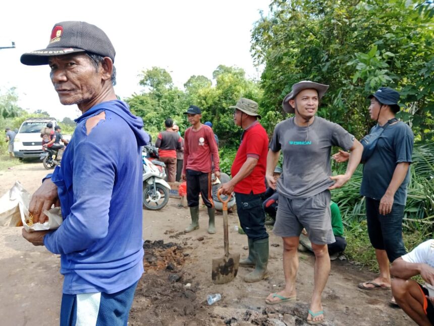 GOTONG ROYONG: Warga TSG secara swadaya mengumpulkan dana untuk bergotong - royong memperbaiki Jalan Sei Rarah. Kegiatan gotong-royong dilaksanakan pada Jumat (30/5/2024). (foto:saleh) 