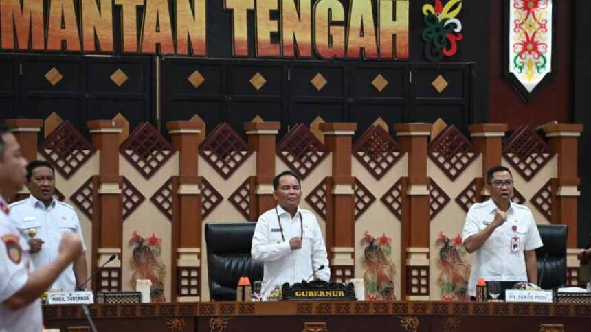 Gubernur Kalimantan Tengah (Kalteng), H. Agustiar Sabran sampaikan arahan kepada Seluruh Pejabat Pimpinan Tinggi Pratama, Pejabat Administrator & Pejabat Pengawas di Lingkungan Pemprov Kalteng, bertempat di Aula Jayang Tingang (AJT), Lt. II Kantor Gubernur Kalteng, Rabu (14/05/2025).
