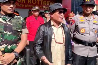 WAWANCARA : Gubernur Kalteng, Agustiar Sabran bersama Kapolda Kalteng, Irjen Iwan Kurniawan saat diwawancarai, Jumat (16/5/2025).