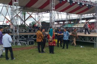 Pelaksana Tugas (Plt.) Sekretaris Daerah (Sekda) Leonard S. Ampung, bersama sejumlah Kepala Organisasi Perangkat Daerah (OPD), melakukan peninjauan langsung ke sejumlah lokasi utama persiapan Festival Budaya Isen Mulang (FBIM) dan Kalteng Expo 2025.