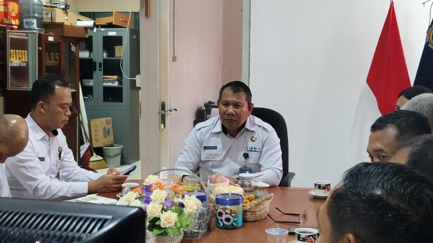 Kepala Kantor Wilayah (Kakanwil) Direktorat Jenderal Pemasyatakatan (Ditjenpas) Kalimantan Tengah, I Putu Murdiana beserta jajaran mengikuti pembukaan kegiatan Focus Group Discussion (FGD) Evaluasi Pembangunan Zona Integritas (ZI) menuju Wilayah Bebas dari Korupsi (WBK) dan Wilayah Birokrasi Bersih dan Melayani (WBBM) di lingkungan Kementerian Imigrasi dan Pemasyarakatan (Kemenimipas) tahun 2025 yang dilaksanakan secara virtual, Senin (19/5/2025).