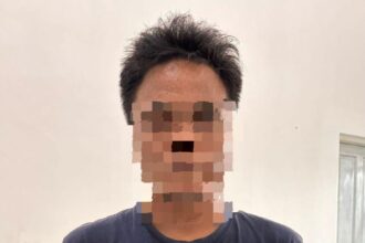 TUNJUKAN BARBUK : WBP Rutan Palangka Raya berinisial F (39) saat menunjukan barang bukti narkotika jenis sabu-sabu, di Rutan Palangka Raya, Rabu (30/4/2025). (foto:ist)