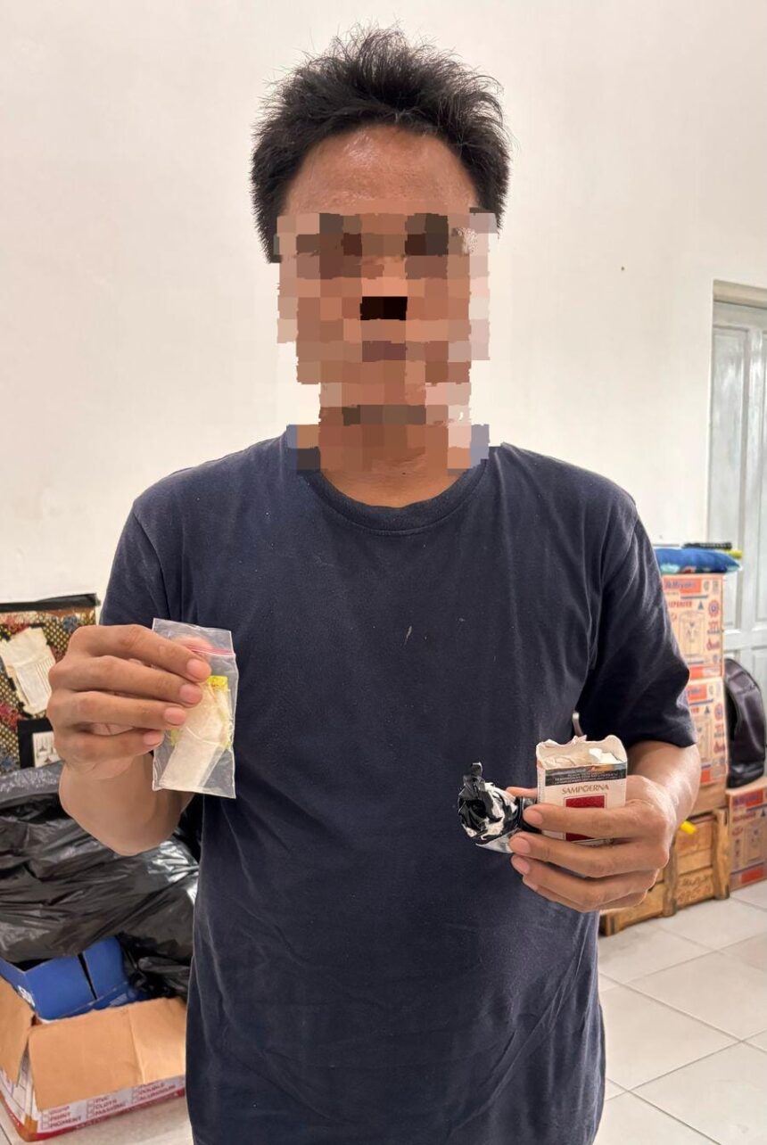 TUNJUKAN BARBUK : WBP Rutan Palangka Raya berinisial F (39) saat menunjukan barang bukti narkotika jenis sabu-sabu, di Rutan Palangka Raya, Rabu (30/4/2025). (foto:ist)