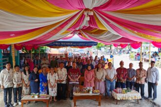 Bupati Katingan Saiful didampingi istri Ny Sumiati Saiful saat bersilahturahmi dengan masyarakat Kelurahan Pendahara, Kecamatan Tewang Sanggalang Garing, beberapa waktu lalu.