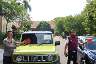 TUNJUKAN BARANG BUKTI : Kabidhumas Polda Kalteng, Kombes Pol Erlan Munaji didampingi Dirresnarkoba, Kombes Pol Dodo, saat menunjukan barang bukti mobil yang diduga hasil penjualan sabu-sabu pada konferensi pers, di Lobi Mapolda setempat, Sabtu (3/5/2025). (foto:ist)