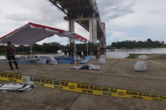 AKHIRI HIDUP : Pria misterius nekat mengakhiri hidupnya dengan terjun dari atas Jembatan Kahayan, Kota Palangka Raya, Selasa (20/5/2025) sore. (Foto: Ist)
