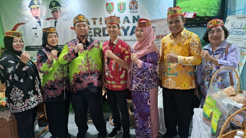 KUNJUNGAN : Bupati Katingan, Saiful bersama istri Ny Sumiati Saiful saat berkunjung ke salah satu stand UMKM Katingan pada kegiatan Kalteng Expo di Palangka Raya. (foto:ist)