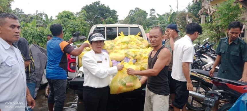 Kadis PUPR Barsel, Dr. Ita Minarni, ST, MT saat menyalurkan sembako untuk korban banjir.
