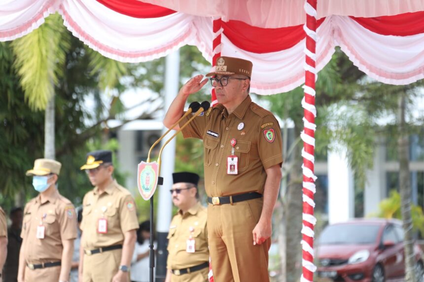 Plt. Sekretaris Daerah Kalteng, Leonard S Ampung pimpin Upacara Peringatan Hari Lahir Pancasila di Lingkup Sekretariat Daerah Provinsi Kalteng Tahun 2025, di Halaman Kantor Gubernur Kalteng, Senin (2/6/2025).