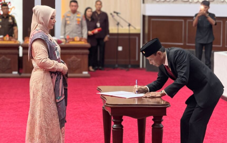 Ketua DPRD Kalteng, Arton S Dohong saat melantik Endang Susilawati menjadi Anggota DPRD Kalteng (Foto : Pri)