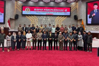 Foto bersama dalam Rapat Paripurna Keenam Massa Persidangan III Tahun 2025 di Gedung DPRD Provinsi Kalteng (Foto : Ist)