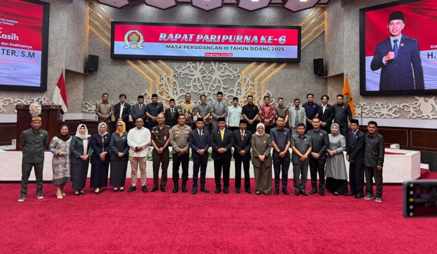 Foto bersama dalam Rapat Paripurna Keenam Massa Persidangan III Tahun 2025 di Gedung DPRD Provinsi Kalteng (Foto : Ist)