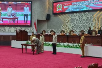 Penandatangan berita acara oleh Ketua DPRD Kalteng Arton S Dohong, Wakil Ketua I DPRD Kalteng Riska Agustin, Wakil Ketua II DPRD Kalteng Muhammad Ansyari dan Wakil Gubernur Kalteng Edy Pratowo di Ruang Rapat Paripurna DPRD Kalteng (Foto : Ist)