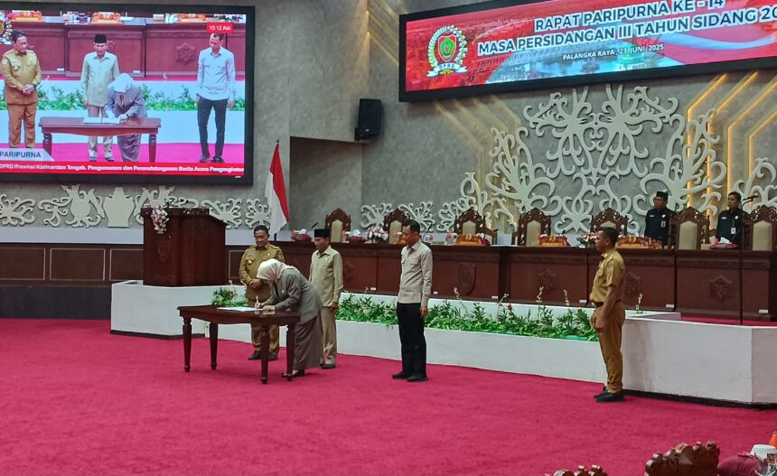 Penandatangan berita acara oleh Ketua DPRD Kalteng Arton S Dohong, Wakil Ketua I DPRD Kalteng Riska Agustin, Wakil Ketua II DPRD Kalteng Muhammad Ansyari dan Wakil Gubernur Kalteng Edy Pratowo di Ruang Rapat Paripurna DPRD Kalteng (Foto : Ist)