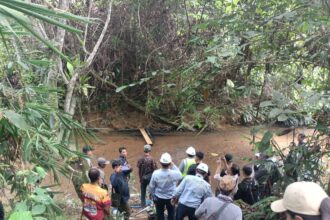 Proses pengambilan sampel lingkungan di area operasional PT MUTU (Foto : Ist)