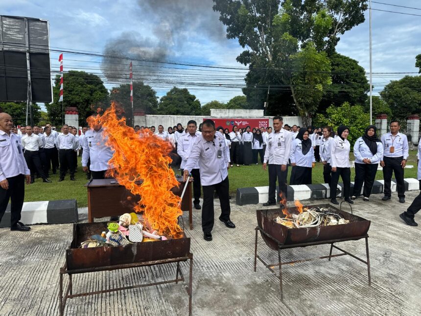 PEMUSNAHAN : Kakanwil Ditjenpas Kalteng, I Putu Murdiana saat memusnahkan barang bukti hasil sitaan di dalam Pemasyarakatan, Senin (2/6/2025). (foto:kanwil Ditjenpas)