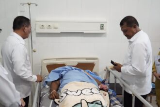 Direktur Jendral Pemasyarakatan (Dirjenpas), Mashudi saat menyambangi petugas lapas nabiren yang dipukul WBP.