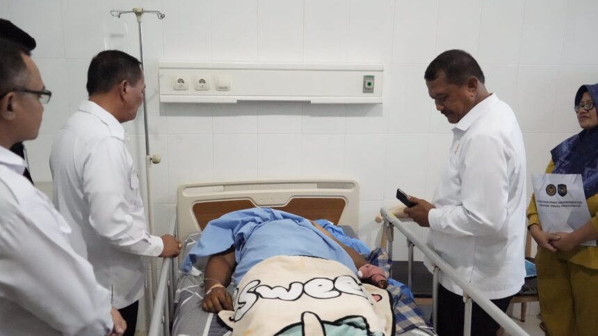 Direktur Jendral Pemasyarakatan (Dirjenpas), Mashudi saat menyambangi petugas lapas nabiren yang dipukul WBP.