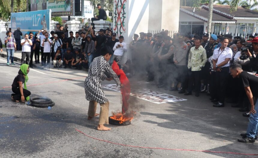 Aliansi Tanah Air Melawan saat menggelar unjuk rasa di depan Kantor DPRD Provinsi Kalteng (Foto : Ist)