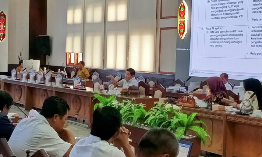 Rapat lanjutan pembahasan Raperda Pengelolaan Pertambangan di Gedung DPRD Kalteng (Foto : Dri)