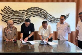 Penandatanganan MoU oleh Direktur RSUD Palangka Raya Abram Sidi Winasis dan Kepala BPJS Ketenagakerjaan Cabang Palangka Raya, Subhan Adinugroho (Foto : Ist)