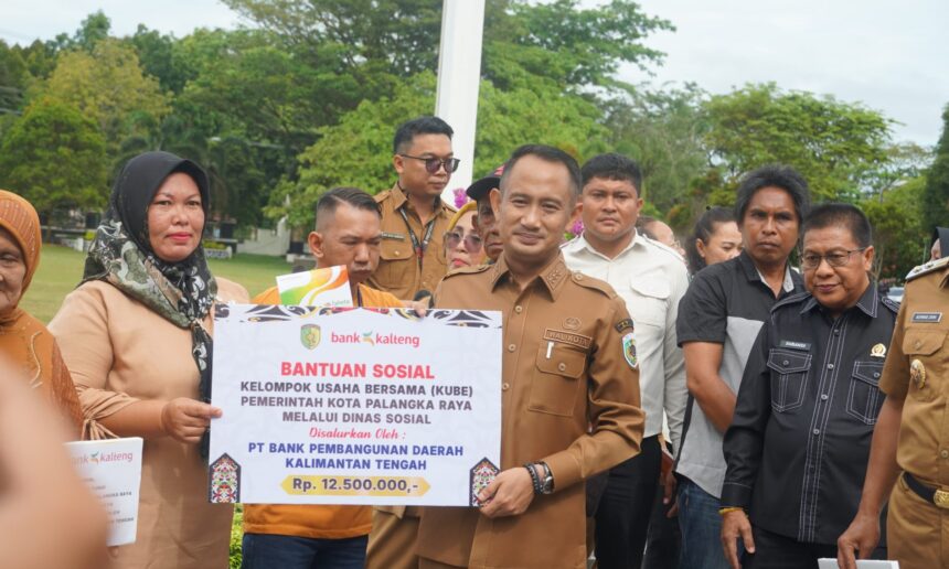 Penyerahan bentuk bantuan sosial kepada masyarakat secara simbolis di halaman Kantor Wali Kota Palangka Raya (Foto : Ist)