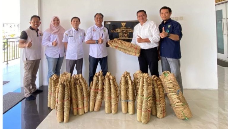Penyerahan bakul purun kepada pengurus Masjid Al Farid di Kompleks Perkantoran Pemko Palangka Raya (Foto : Ist)