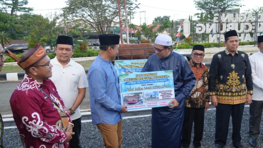 Penyerahan hewan kurban kepada pengurus Masjid Kubah Kecubung Darurrahman Palangka Raya (Foto : Ist)