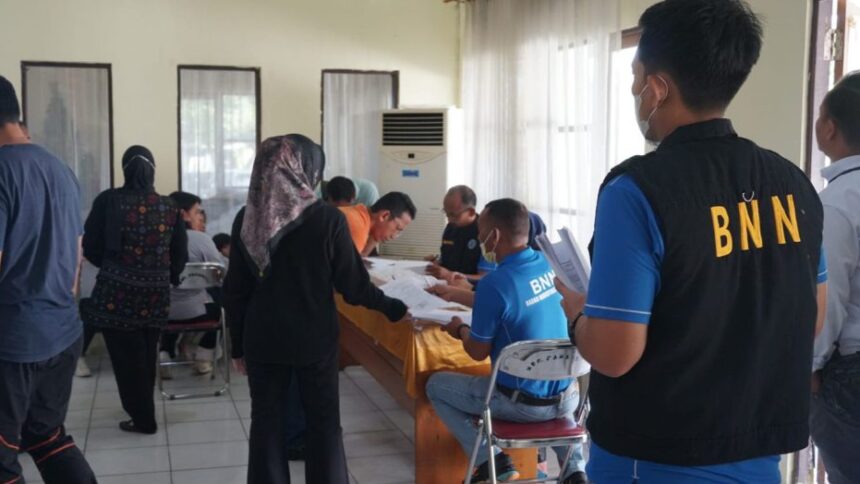 Pelaksanaan tes urine bagi ASN dan PTT di Kecamatan Pahandut, Kota Palangka Raya (Foto : Ist)