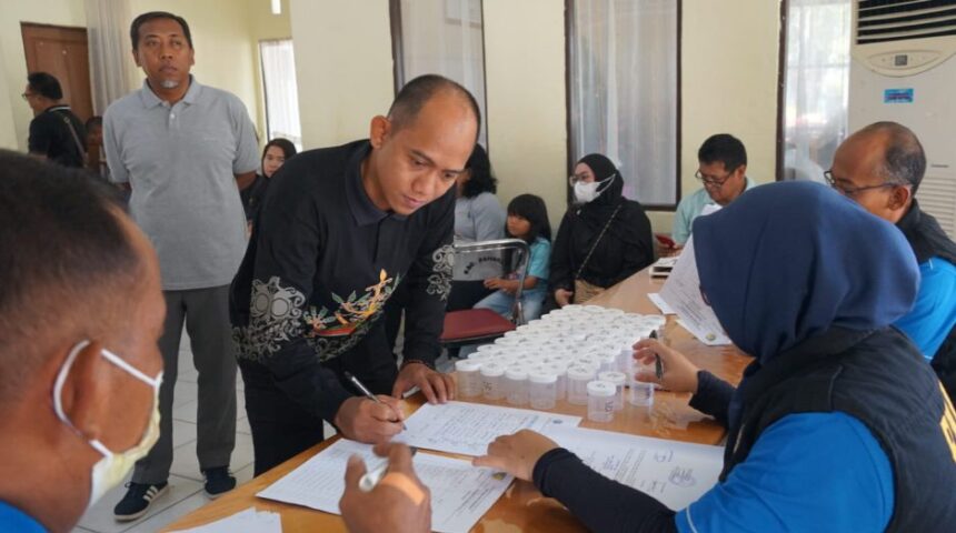 Pelaksanaan tes urine bagi ASN dan PTT di Kecamatan Pahandut, Kota Palangka Raya (Foto : Ist)