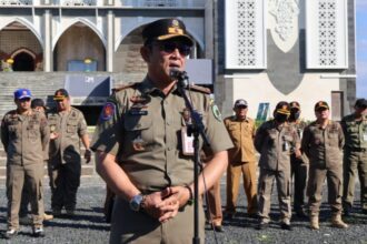 Kepala Satpol PP Palangka Raya, Berlianto saat memimpin apel gabungan di halaman Masjid Agung Kubah Kecubung (Foto : Ist)