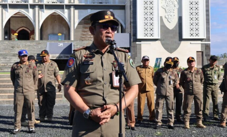 Kepala Satpol PP Palangka Raya, Berlianto saat memimpin apel gabungan di halaman Masjid Agung Kubah Kecubung (Foto : Ist)