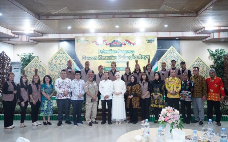 Foto bersama setelah pelantikan pengurus DKPR periode 2025–2029 di Aula Rumah Jabatan Wali Kota Palangka Raya (Foto : Ist)