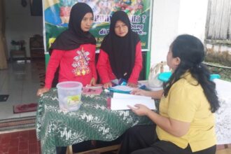 Pegawai Puskesmas Bukit Hindu saat melaksanakan program pelayanan kesehatan keliling (Foto : Ist)