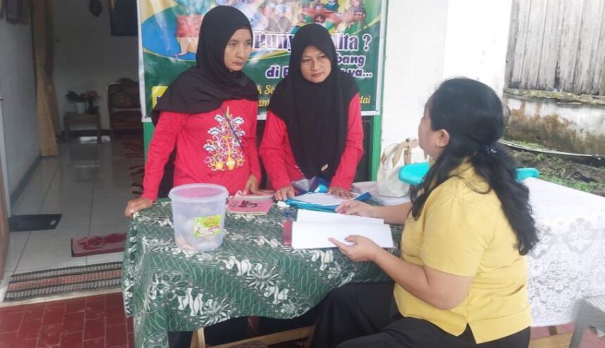 Pegawai Puskesmas Bukit Hindu saat melaksanakan program pelayanan kesehatan keliling (Foto : Ist)