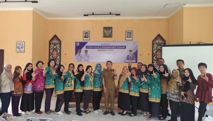 Foto bersama setelah kegiatan sosialisasi literasi digital dan pelatihan public ppeaking bagi kader PKK Kelurahan Langkai (Foto : Ist)