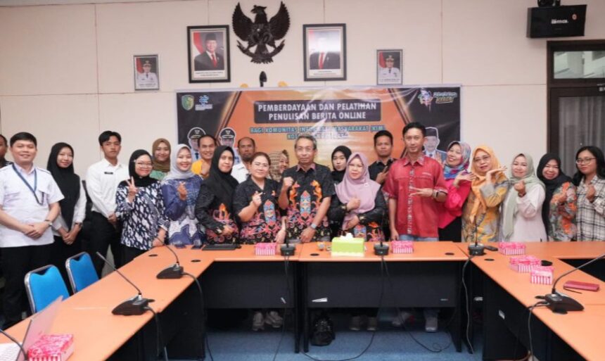 Foto bersama setelah kegiatan sosialisasi sekaligus pelatihan penulisan berita bagi KIM di Aula Rahan Pumpung Hapakat, Kantor Bapperida Palangka Raya (Foto : Ist)