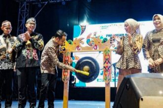Wali Kota Palangka Raya, Fairid Naparin, secara resmi membuka gelaran Palangka Raya Fair 2025 (Foto : Ist)