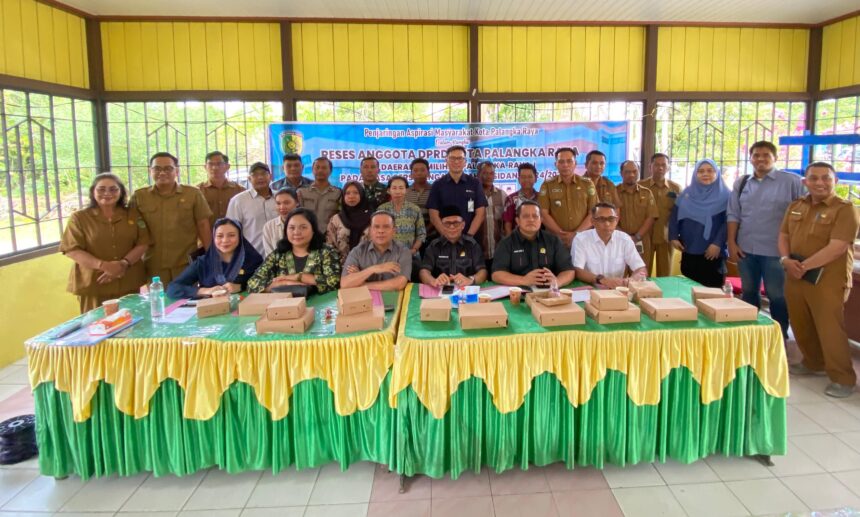 Anggota DPRD Palangka Raya dari Dapil I, Sri Ani Rintuh (dua dari kiri depan) saat reses di Kelurahan Marang (Foto : Ist)