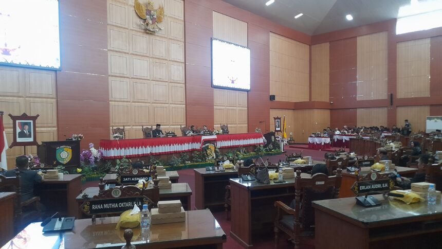 Rapat paripurna kesatu masa persidangan satu tahun sidang 2025/2026 di ruang utama DPRD Kota Palangka Raya (Foto : Pri)