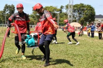 Lomba ketangkasan pemadam kebakaran beregu di Lapangan Sanaman Mantikei, Kota Palangka Raya (Foto : Ist)