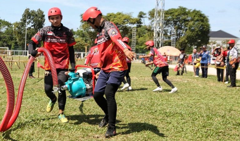 Lomba ketangkasan pemadam kebakaran beregu di Lapangan Sanaman Mantikei, Kota Palangka Raya (Foto : Ist)