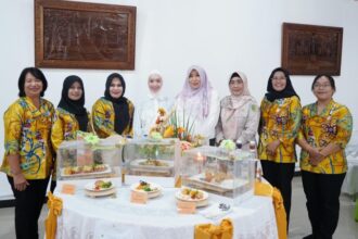 Foto bersama juara I dalam lomba masak serba ikan yang digelar Diskan Kota Palangka Raya (Foto : Ist)