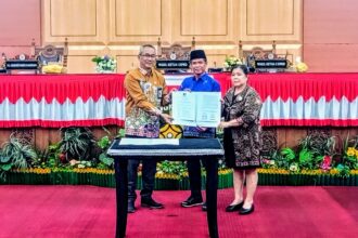 Foto bersama setelah penandatanganan berita acara keputusan di ruang utama DPRD Kota Palangka Raya (Foto : Dri)