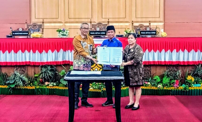 Foto bersama setelah penandatanganan berita acara keputusan di ruang utama DPRD Kota Palangka Raya (Foto : Dri)