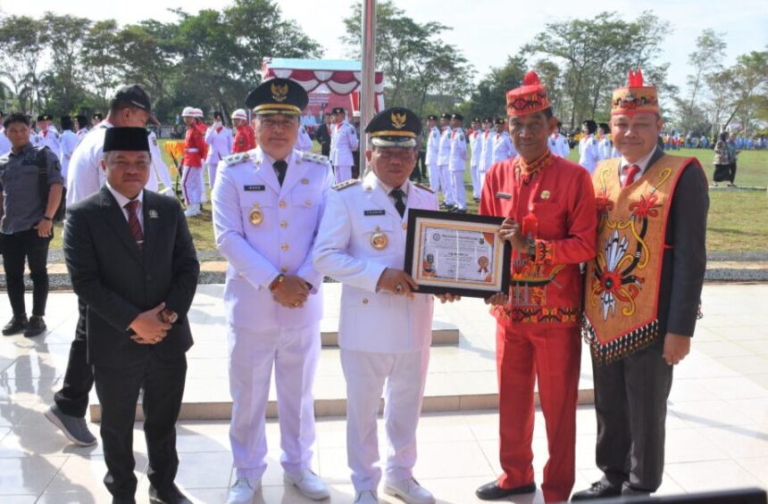 Bupati Kapuas, Muhammad Wiyatno, menerima penghargaan dari LPPL Radio TV Indonesia diserahkan oleh Kepala Diskominfosantik Kapuas, Hartoni U. Sawang (Foto : Ist)