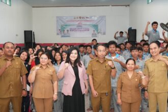 Foto bersama setelah kegiatan edukasi literasi kepada pelajar di SMK Karsa Mulia Kota Palangka Raya (Foto : Ist)