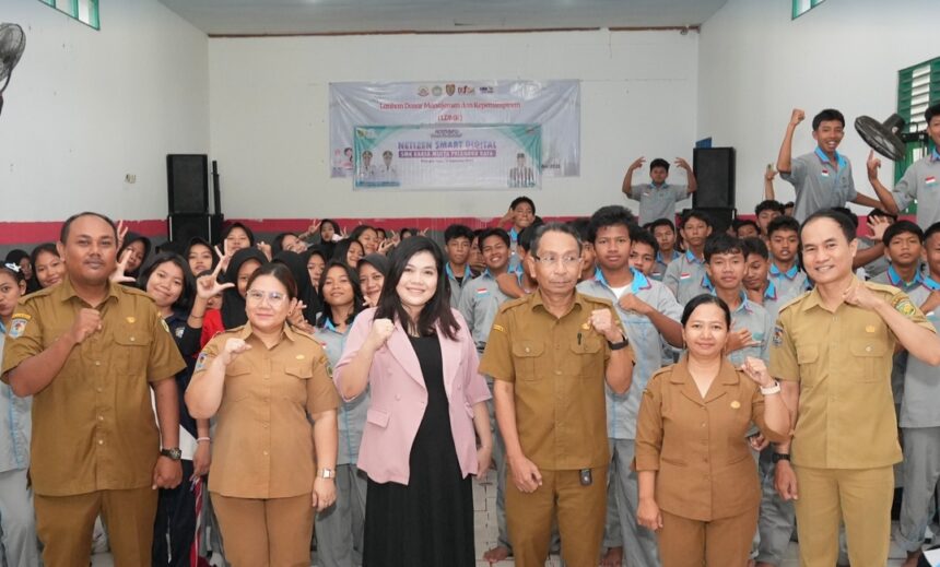 Foto bersama setelah kegiatan edukasi literasi kepada pelajar di SMK Karsa Mulia Kota Palangka Raya (Foto : Ist)