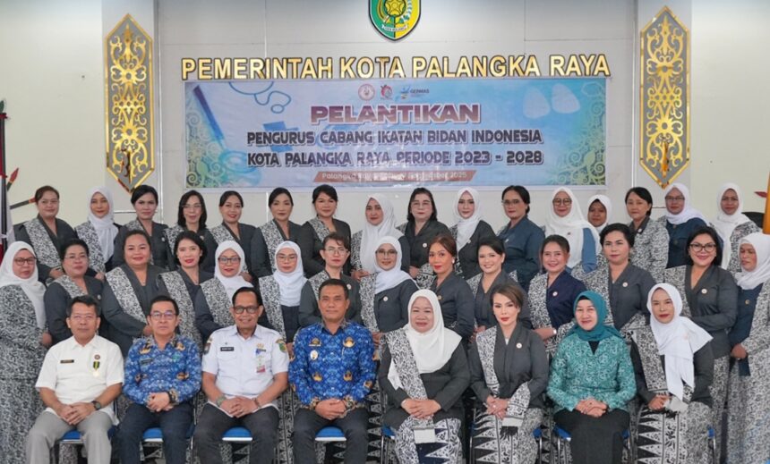 Foto bersama setelah acara pelantikan pengurus cabang IBI Kota Palangka Raya periode 2023–2028 di Aula Peteng Karuhei II Kantor Wali Kota Palangka Raya (Foto : Ist)